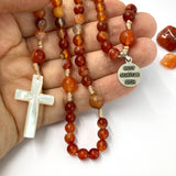 Design-Unikat: Rosenkranz Edelstein-Perlen + Perlmutt-Kreuz, orange