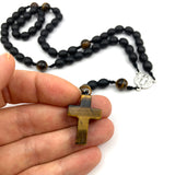 Rosenkranz schwarz Onyx Holz Ebenholz Tigerauge Kreuz Zwischenperlen Geschenk Pfarrer Priester Priesterweihe Junge Mann Opa Kommunion ERstkommunion Firmung Konfirmation schwarzer Autorosenkranz heiliger Benedikt Benediktus