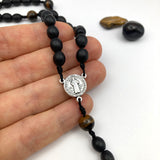 Rosenkranz schwarz Onyx Holz Ebenholz Tigerauge Kreuz Zwischenperlen Geschenk Pfarrer Priester Priesterweihe Junge Mann Opa Kommunion ERstkommunion Firmung Konfirmation schwarzer Autorosenkranz heiliger Benedikt Benediktus