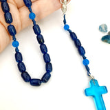 Autorosenkranz  fürs Auto Rückspiegel blauer Rosenkranz handgeknüpft in österreich edelsteinkreuz glasperlen glasrosenkranz gebetskette rosenkranzkette katholisches geschenk für jungen buben männer zur taufe erstkommunion firmung konfirmation kommunionsrosenkranz dunkelblau türkis blau
