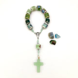 kleriner Design-Rosenkranz, Unikat, besonderer Rosenkranz für Jungen, Mädchen als Geschenk zur Konfirmation, Firmung, Erstkommunion, Kommunion, Taufe, Taufgeschenk, individuell, handgeknüpft, Unikat, geknüpft, Individueller Rosenkranz für Jungen, Männer, Geschenk zur Firmung, Rosenkranzkette schwarz, Edelsteine, Edelsteinrosenkranz, Edelsteinperlen, Geschenk Konfirmation Jungen, Jugendweihe, blau, bunt, kurzer, Zehner Rosenkranz, klein, kurz, grün, sodalith, blau