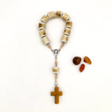 kleiner Design-Rosenkranz Unikat besonderer Rosenkranz für Jungen Mädchen als Geschenk zur Konfirmation Firmung Erstkommunion Kommunion Taufe Taufgeschenk individuell handgeknüpft geknüpft Rosenkranz für Jungen Männer Geschenk zur Firmung, Rosenkranzkette Edelsteine Edelsteinrosenkranz, Edelsteinperlen Geschenk Konfirmation Jungen Jugendweihe kurzer Zehner Rosenkranz klein kurz beige braun Edelsteinkreuz Keramikperlen Keramikrosenkranz tigerauge