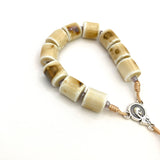 kleiner Design-Rosenkranz Unikat besonderer Rosenkranz für Jungen Mädchen als Geschenk zur Konfirmation Firmung Erstkommunion Kommunion Taufe Taufgeschenk individuell handgeknüpft geknüpft Rosenkranz für Jungen Männer Geschenk zur Firmung, Rosenkranzkette Edelsteine Edelsteinrosenkranz, Edelsteinperlen Geschenk Konfirmation Jungen Jugendweihe kurzer Zehner Rosenkranz klein kurz beige braun Edelsteinkreuz Keramikperlen Keramikrosenkranz tigerauge