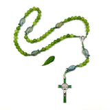 Design Rosenkranz Unikat individuell geknüpft handgeknüpft Edelstein Edelsteinrosenkranz Perlen Peridot grün Edelsteinkreuz Geschenk Bub Junge Mann Konfirmation Firmung Erstkommunion Kommunion Fisch Fischperlen Zwischenperlen 6 mm Autorosenkranz Rosenkranz Jugendweihe Katholisch christlich