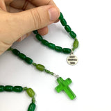 grüner Rosenkranz handgeknüpft in österreich grün hellgrün rapid grasgrün dunkelgrün edelsteinkreuz glasperlen glasrosenkranz gebetskette rosenkranzkette katholisches geschenk für jungen buben männer zur taufe erstkommunion firmung konfirmation kommunionsrosenkranz grün