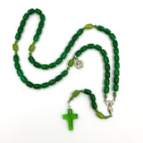 grüner Rosenkranz handgeknüpft in österreich grün hellgrün rapid grasgrün dunkelgrün edelsteinkreuz glasperlen glasrosenkranz gebetskette rosenkranzkette katholisches geschenk für jungen buben männer zur taufe erstkommunion firmung konfirmation kommunionsrosenkranz grün