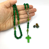 grüner Rosenkranz handgeknüpft in österreich grün hellgrün rapid grasgrün dunkelgrün edelsteinkreuz glasperlen glasrosenkranz gebetskette rosenkranzkette katholisches geschenk für jungen buben männer zur taufe erstkommunion firmung konfirmation kommunionsrosenkranz grün