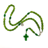 grüner Rosenkranz handgeknüpft in österreich grün hellgrün rapid grasgrün dunkelgrün edelsteinkreuz glasperlen glasrosenkranz gebetskette rosenkranzkette katholisches geschenk für jungen buben männer zur taufe erstkommunion firmung konfirmation kommunionsrosenkranz grün
