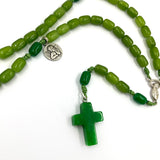 grüner Rosenkranz handgeknüpft in österreich grün hellgrün rapid grasgrün dunkelgrün edelsteinkreuz glasperlen glasrosenkranz gebetskette rosenkranzkette katholisches geschenk für jungen buben männer zur taufe erstkommunion firmung konfirmation kommunionsrosenkranz grün