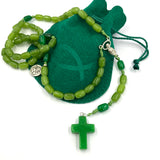 grüner Rosenkranz handgeknüpft in österreich grün hellgrün rapid grasgrün dunkelgrün edelsteinkreuz glasperlen glasrosenkranz gebetskette rosenkranzkette katholisches geschenk für jungen buben männer zur taufe erstkommunion firmung konfirmation kommunionsrosenkranz grün