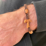 Männerarmband mit Kreuz Geschenk Konfirmation Firmung Junge Bub Jugendlicher Jugendweihe Geschenk Vater Opa Mann schwarzes Armband geknüpft größenverstellbar Olivenholz Olivenholzkreuz Tau kreuz Kruzifix Kreuz Edelstein Onyx Hämatit