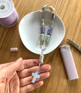 Design-Rosenkranz Unikat  besonderer Kommunionsrosenkranz  individuell personalisiert handgeknüpft  geknüpft Individueller Rosenkranz für Frauen Mädchen  Geschenk zur Firmung Kommunion Taufgeschenk kurzer Zehner Rosenkranz Keramikperlen, Edelsteinkreuz Mondstein Erstkommunion  Taufe  Rosenkranz Geschenk Konfirmation Mädchen  lila violett bunt Glasperlen taufrosenkranz Mädchen rosa pink pastellfarben pastell