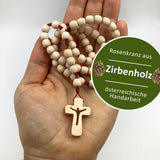 Zirbenholz Rosenkranz Zirbe Nonnen Goldenstein Klosterschwestern Salzburg drei schwestern Zirbe Zirbenholzperlen handgemachter Rosenkranz Österreich handgefertogt handgeknüpft Spende Rosenkranz kaufen Österreich Geschenk Konfirmation Firmung Erstkommunion Kommunion Junge Bub Männerrosenkranz Mädchen Geschenk Taufe Rosenkranzkette Zirbenrosenkranz