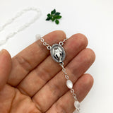 Kommunionsrosenkranz Rosenkranz für Junge Erstkommunion Kommunion weiß weiss zum umhängen perlen oval Rosenkranzkette Geschenk Mädchen Firmung Konfirmation Taufe Hochzeit Hochzeitsrosenkranz Taufgeschenk Kommuniongeschenk Frau Mann klassisch 