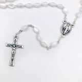 Kommunionsrosenkranz Rosenkranz für Junge Erstkommunion Kommunion weiß weiss zum umhängen perlen oval Rosenkranzkette Geschenk Mädchen Firmung Konfirmation Taufe Hochzeit Hochzeitsrosenkranz Taufgeschenk Kommuniongeschenk Frau Mann klassisch 