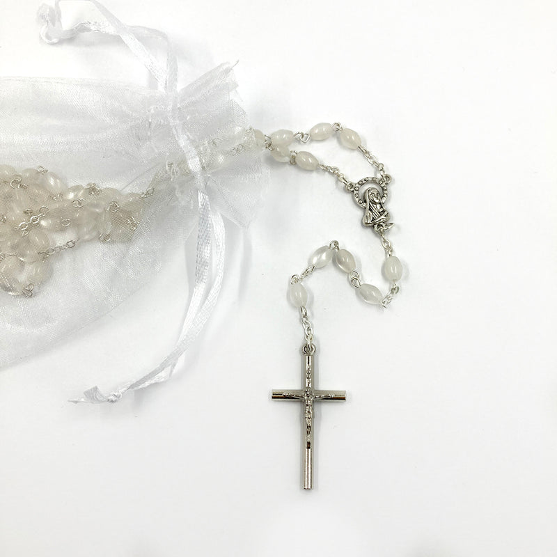 Kaltner Präsente Geschenkidee - Kurzer Auto Rosenkranz für Damen und Herren  mit Kreuz Anhänger Marienbild und Glas Perlen Farbe Weiß (Länge 17 cm) :  : Fashion