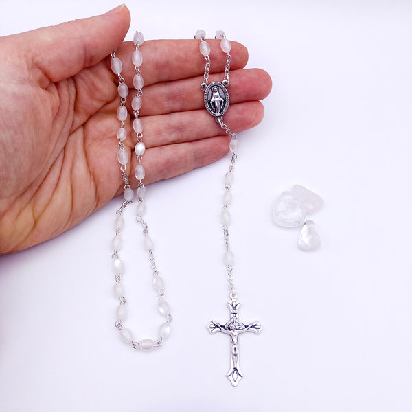 Kommunionsrosenkranz für Mädchen Jungen Bub Buben zur silber silberfarben Erstkommunion Geschenk set etui kelch Rosenkranzdose Dose für Rosenkranz kommunionsrosenkranz rosenkranzkette weiß weiße perlen weiss kommunionsgeschenk Erstkommunion Etui Aufbewahrung Rosenkranz Metalldose Schmuckdose Schmuckaufbewahrung, Taufschmuck weiß gold rund 7cm religiöses und christliches Motiv: Kelch Geschenk Konfirmation Firmung KommunionErstkommunion Taufe Taufgeschenk für Mädchen katholisches Motiv religiöses