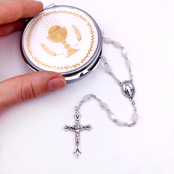 Kommunionsrosenkranz für Mädchen Jungen Bub Buben zur silber silberfarben Erstkommunion Geschenk set etui kelch Rosenkranzdose Dose für Rosenkranz kommunionsrosenkranz rosenkranzkette weiß weiße perlen weiss kommunionsgeschenk Erstkommunion Etui Aufbewahrung Rosenkranz Metalldose Schmuckdose Schmuckaufbewahrung, Taufschmuck weiß gold rund 7cm religiöses und christliches Motiv: Kelch Geschenk Konfirmation Firmung KommunionErstkommunion Taufe Taufgeschenk für Mädchen katholisches Motiv religiöses