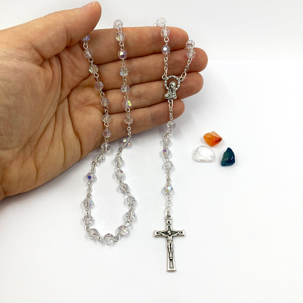 weißer Glitzer, funkelnder Rosenkranz für Mädchen zur Erstkommunion, Kommunion, Kommunionsrosenkranz, weiß, Kristallglasperlen, Kristall, Glasschliffperlen, changierend, regenbogen, Firmung, Geschenk Firmling, Firmpate, Konfirmation, Jugendweihe, Hochzeitsgeschenk, Hochzeitsrosenkranz