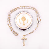 Kommunionsrosenkranz für Mädchen zur Erstkommunion Geschenk set etui kelch Rosenkranzdose Dose für Rosenkranz kommunionsrosenkranz rosenkranzkette echt perlmutt kommunionsgeschenk Erstkommunion Etui Aufbewahrung Rosenkranz Metalldose Schmuckdose Schmuckaufbewahrung, Taufschmuck weiß gold rund 7cm religiöses und christliches Motiv: Kelch Geschenk Konfirmation Firmung KommunionErstkommunion Taufe Taufgeschenk für Mädchen katholisches Motiv religiöses