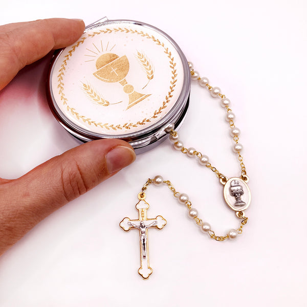 Kommunionsrosenkranz für Mädchen zur Erstkommunion Geschenk set etui kelch Rosenkranzdose Dose für Rosenkranz kommunionsrosenkranz rosenkranzkette echt perlmutt kommunionsgeschenk Erstkommunion Etui Aufbewahrung Rosenkranz Metalldose Schmuckdose Schmuckaufbewahrung, Taufschmuck weiß gold rund 7cm religiöses und christliches Motiv: Kelch Geschenk Konfirmation Firmung KommunionErstkommunion Taufe Taufgeschenk für Mädchen katholisches Motiv religiöses