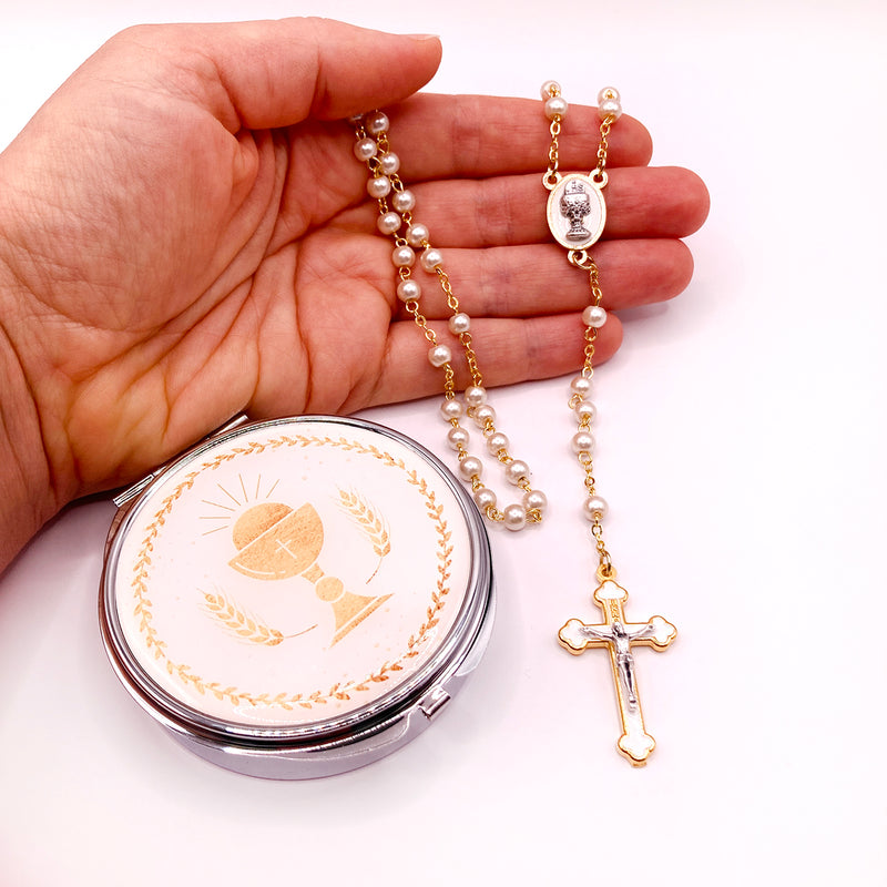 Kommunionsrosenkranz für Mädchen zur Erstkommunion Geschenk set etui kelch Rosenkranzdose Dose für Rosenkranz kommunionsrosenkranz rosenkranzkette echt perlmutt kommunionsgeschenk Erstkommunion Etui Aufbewahrung Rosenkranz Metalldose Schmuckdose Schmuckaufbewahrung, Taufschmuck weiß gold rund 7cm religiöses und christliches Motiv: Kelch Geschenk Konfirmation Firmung KommunionErstkommunion Taufe Taufgeschenk für Mädchen katholisches Motiv religiöses