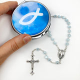 blauer Rosenkranz für Junge Bub Geschenk zur Kommunion blau hellblau Kommunionsrosenkranz Konfirmation Firmung Rosenkranz für Jungen Buben Bub Mann mit Rosenkranzdose Etui Schmuckdose Fisch Taufschmuck, Jugendweihe Fischmotiv Engelmotiv Engel