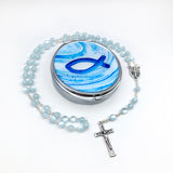 blauer Rosenkranz für Junge Bub Geschenk zur Kommunion hellblau mit Etui Fisch Fischmotiv Schmuckdose Dose Metall christliches Motiv katholisch Geschenk Kommunionsrosenkranz Konfirmation Firmung Rosenkranz für Jungen Buben Bub Mann mit Rosenkranzdose Taufschmuck Jugendweihe Taufe