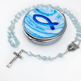 blauer Rosenkranz für Junge Bub Geschenk zur Kommunion hellblau mit Etui Fisch Fischmotiv Schmuckdose Dose Metall christliches Motiv katholisch Geschenk Kommunionsrosenkranz Konfirmation Firmung Rosenkranz für Jungen Buben Bub Mann mit Rosenkranzdose Taufschmuck Jugendweihe Taufe