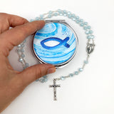 blauer Rosenkranz für Junge Bub Geschenk zur Kommunion hellblau mit Etui Fisch Fischmotiv Schmuckdose Dose Metall christliches Motiv katholisch Geschenk Kommunionsrosenkranz Konfirmation Firmung Rosenkranz für Jungen Buben Bub Mann mit Rosenkranzdose Taufschmuck Jugendweihe Taufe