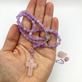 Design Rosenkranz Unikat individuell geknüpft handgeknüpft Edelstein Edelsteinrosenkranz Perlen lila violett Amethyst Edelsteinkreuz Geschenk Mädchen Konfirmation Firmung Erstkommunion Kommunion Rosenquarz Autorosenkranz Rosenkranz Jugendweihe Katholisch christlich 