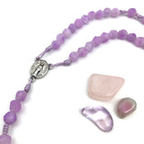 Design Rosenkranz Unikat individuell geknüpft handgeknüpft Edelstein Edelsteinrosenkranz Perlen lila violett Amethyst Edelsteinkreuz Geschenk Mädchen Konfirmation Firmung Erstkommunion Kommunion Rosenquarz Autorosenkranz Rosenkranz Jugendweihe Katholisch christlich 