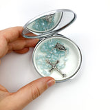 blauer Rosenkranz für Junge Bub Geschenk zur Kommunion blau hellblau Kommunionsrosenkranz Konfirmation Firmung Rosenkranz für Jungen Buben Bub Mann mit Rosenkranzdose Etui Schmuckdose Fisch Taufschmuck, Jugendweihe Fischmotiv Engelmotiv Engel