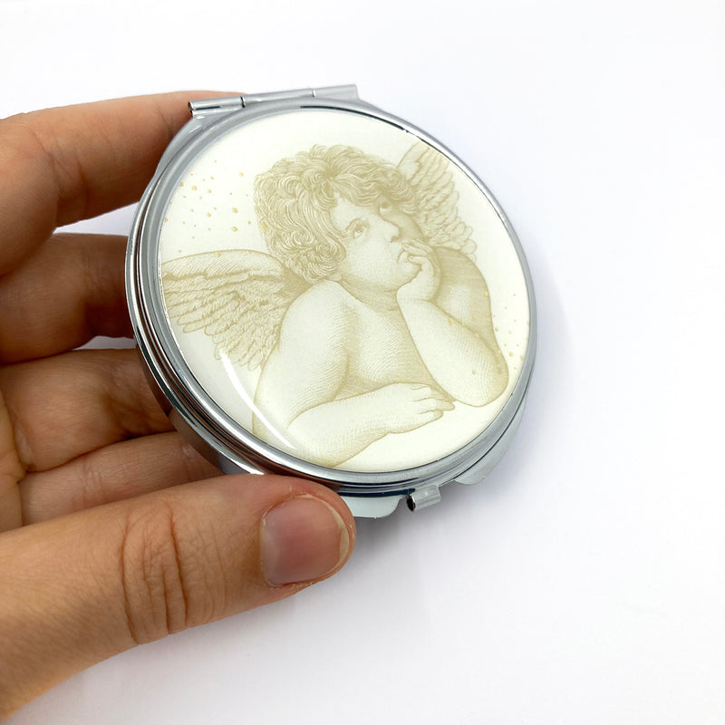 Rosenkranzdose, Dose für Rosenkranz, Etui, Aufbewahrung Rosenkranz, Metalldose, Pillendose, Schmuckdose, Schmuckaufbewahrung, Taufschmuck, neutral, geschlechtsneutral, gold, beige, braun, Engelmotiv, Engel, Schutzengel, Engelsdose, Schutzengeldose, rund, 7cm, Taubenmotiv, religiöses und christliches Motiv: Taube, Geschenk Konfirmation, Firmung, Kommunion, Erstkommunion, Taufe, Taufgeschenk, Reiseschmuckdose, Reiseschmucketui, für  Mädchen und Jungen, Kinder, Etui Dose für Taufschmuck mit Engelsmotiv
