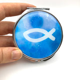 Blaue Rosenkranzdose Fisch Motiv Wellen Meer Dose für Rosenkranz Geldgeschenk Taufe Kommunion Erstkommunion Konfirmation Firmung blau dunkelblau Etui Aufbewahrung Metalldose Pillendose Schmuckdose  Schmuckaufbewahrung Taufschmuck Fischmotiv rund 7cm religiöses christliches Motiv: Fisch
Taufgeschenk Reiseschmuckdose, Reiseschmucketui für Jungen Jungs Bub Buben Mädchen Kommunionsschmuck Kommunionsgeschenk