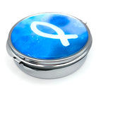 Blaue Rosenkranzdose Fisch Motiv Wellen Meer Dose für Rosenkranz Geldgeschenk Taufe Kommunion Erstkommunion Konfirmation Firmung blau dunkelblau Etui Aufbewahrung Metalldose Pillendose Schmuckdose  Schmuckaufbewahrung Taufschmuck Fischmotiv rund 7cm religiöses christliches Motiv: Fisch
Taufgeschenk Reiseschmuckdose, Reiseschmucketui für Jungen Jungs Bub Buben Mädchen Kommunionsschmuck Kommunionsgeschenk