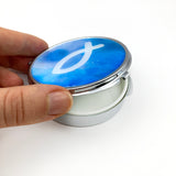 Blaue Rosenkranzdose Fisch Motiv Wellen Meer Dose für Rosenkranz Geldgeschenk Taufe Kommunion Erstkommunion Konfirmation Firmung blau dunkelblau Etui Aufbewahrung Metalldose Pillendose Schmuckdose  Schmuckaufbewahrung Taufschmuck Fischmotiv rund 7cm religiöses christliches Motiv: Fisch
Taufgeschenk Reiseschmuckdose, Reiseschmucketui für Jungen Jungs Bub Buben Mädchen Kommunionsschmuck Kommunionsgeschenk