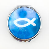 Blaue Rosenkranzdose Fisch Motiv Wellen Meer Dose für Rosenkranz Geldgeschenk Taufe Kommunion Erstkommunion Konfirmation Firmung blau dunkelblau Etui Aufbewahrung Metalldose Pillendose Schmuckdose  Schmuckaufbewahrung Taufschmuck Fischmotiv rund 7cm religiöses christliches Motiv: Fisch
Taufgeschenk Reiseschmuckdose, Reiseschmucketui für Jungen Jungs Bub Buben Mädchen Kommunionsschmuck Kommunionsgeschenk