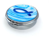 Blaue Rosenkranzdose Fisch Motiv Wellen Meer Dose für Rosenkranz Geldgeschenk Taufe Kommunion Erstkommunion Konfirmation Firmung blau dunkelblau Etui Aufbewahrung Metalldose Pillendose Schmuckdose  Schmuckaufbewahrung Taufschmuck Fischmotiv rund 7cm religiöses christliches Motiv: Fisch
Taufgeschenk Reiseschmuckdose, Reiseschmucketui für Jungen Jungs Bub Buben Mädchen Kommunionsschmuck Kommunionsgeschenk