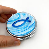 Blaue Rosenkranzdose Fisch Motiv Wellen Meer Dose für Rosenkranz Geldgeschenk Taufe Kommunion Erstkommunion Konfirmation Firmung blau dunkelblau Etui Aufbewahrung Metalldose Pillendose Schmuckdose  Schmuckaufbewahrung Taufschmuck Fischmotiv rund 7cm religiöses christliches Motiv: Fisch
Taufgeschenk Reiseschmuckdose, Reiseschmucketui für Jungen Jungs Bub Buben Mädchen Kommunionsschmuck Kommunionsgeschenk