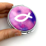 Rosa Pinke Rosenkranzdose Fisch Motiv Wellen Meer Dose für Rosenkranz Geldgeschenk Taufe Kommunion Erstkommunion Konfirmation Firmung blau dunkelblau Etui Aufbewahrung Metalldose Pillendose Schmuckdose  Schmuckaufbewahrung Taufschmuck Fischmotiv rund 7cm religiöses christliches Motiv: Fisch
Taufgeschenk Reiseschmuckdose, Reiseschmucketui für Mädchen Kommunionsschmuck Kommunionsgeschenk