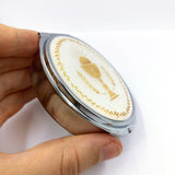Rosenkranzdose, Dose für Rosenkranz, kommunionsrosenkranz, kommunionsgeschenk, Erstkommunion, Etui, Aufbewahrung Rosenkranz, Metalldose, Pillendose, Schmuckdose, Schmuckaufbewahrung, Taufschmuck, weiß, gold, rund, 7cm, religiöses und christliches Motiv: Kelch, Geschenk Konfirmation, Firmung, Kommunion, Erstkommunion, Taufe, Taufgeschenk, Reiseschmuckdose, Reiseschmucketui, für Jungen, Jungs, Bub, Buben, Mädchen, Kelch, Messwein, Oblate, Getreide, Abendmahl, Eucharistie, Dose Etui für Taufschmuck Kelch 