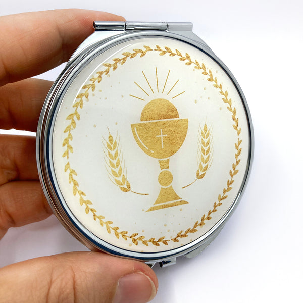 Rosenkranzdose, Dose für Rosenkranz, kommunionsrosenkranz, kommunionsgeschenk, Erstkommunion, Etui, Aufbewahrung Rosenkranz, Metalldose, Pillendose, Schmuckdose, Schmuckaufbewahrung, Taufschmuck, weiß, gold, rund, 7cm, religiöses und christliches Motiv: Kelch, Geschenk Konfirmation, Firmung, Kommunion, Erstkommunion, Taufe, Taufgeschenk, Reiseschmuckdose, Reiseschmucketui, für Jungen, Jungs, Bub, Buben, Mädchen, Kelch, Messwein, Oblate, Getreide, Abendmahl, Eucharistie, Dose Etui für Taufschmuck Kelch 