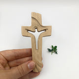 Holzkreuz Kreuz Kruzifix Wandkreuz Kirsche Kirschholz naturbelassen 12 cm mit Korpus Jesus Friedenskreuz Heiliger Geist Geschenk Hauseinzug christlich katholisch Geschenk Frau Mann Opa Oma Pfarrer Bischof Kreuz für die Wand zum Aufhängen 