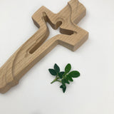 klein Holzkreuz Kreuz Kruzifix Wandkreuz Kirsche Kirschholz naturbelassen 12 cm mit Korpus Jesus Friedenskreuz Heiliger Geist Geschenk Hauseinzug christlich katholisch Geschenk Frau Mann Opa Oma Pfarrer Bischof Kreuz für die Wand zum Aufhängen 
