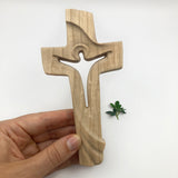 Holzkreuz Kreuz Kruzifix Wandkreuz Kirsche Kirschholz naturbelassen 16 cm mit Korpus Jesus Friedenskreuz Geschenk Hauseinzug christlich katholisch Geschenk Frau Mann Opa Oma Pfarrer Bischof Kreuz für die Wand zum Aufhängen 