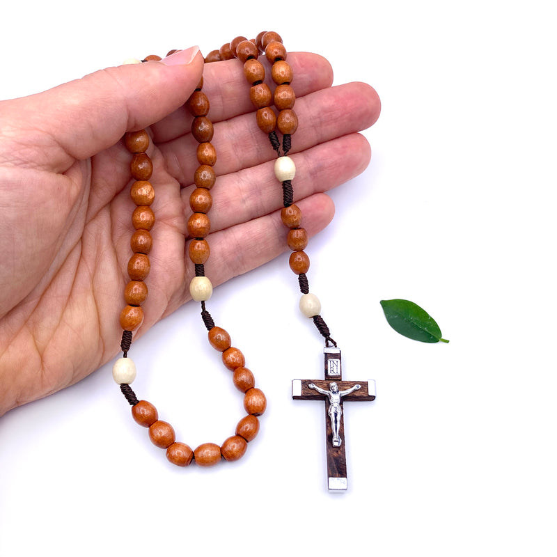 Holz Rosenkranz Rosenkranzkette, Gebetskette Dekorosenkranz, Holzrosenkranz zur Dekoration, braun haselnussbraun helle zwischenperlen kruzifix geknüpfter geschenk mann männer bischof pfarrer männerrosenkranz firmung konfirmation junge bub ovale holzperlen 