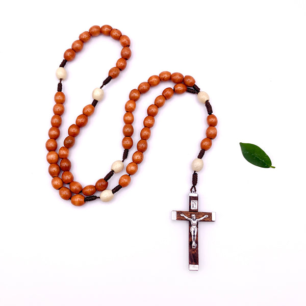 Holz Rosenkranz Rosenkranzkette, Gebetskette Dekorosenkranz, Holzrosenkranz zur Dekoration, braun haselnussbraun helle zwischenperlen kruzifix geknüpfter geschenk mann männer bischof pfarrer männerrosenkranz firmung konfirmation junge bub ovale holzperlen 