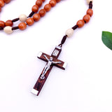 Holz Rosenkranz Rosenkranzkette, Gebetskette Dekorosenkranz, Holzrosenkranz zur Dekoration, braun haselnussbraun helle zwischenperlen kruzifix geknüpfter geschenk mann männer bischof pfarrer männerrosenkranz firmung konfirmation junge bub ovale holzperlen 