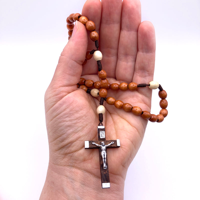 Holz Rosenkranz Rosenkranzkette, Gebetskette Dekorosenkranz, Holzrosenkranz zur Dekoration, braun haselnussbraun helle zwischenperlen kruzifix geknüpfter geschenk mann männer bischof pfarrer männerrosenkranz firmung konfirmation junge bub ovale holzperlen 